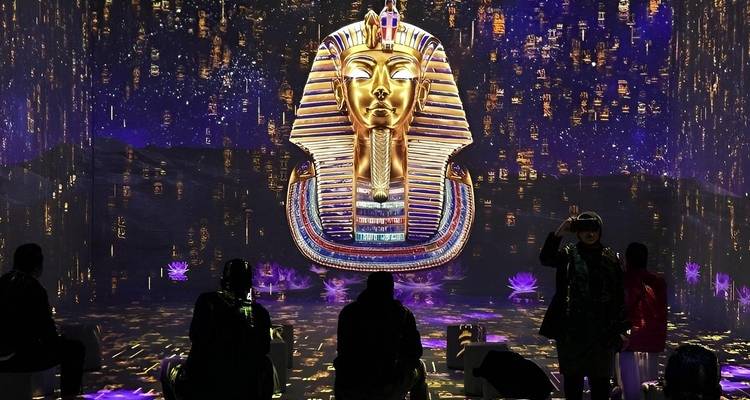 Exposition virtuelle de Toutankhamon avec visiteurs