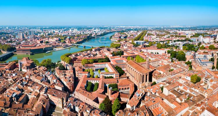 Panoramische Luftaufnahme der rotgedeckten Stadtsilhouette von Toulouse und der Garonne.