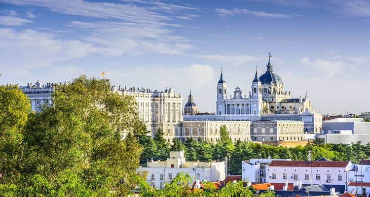 Skyline van Madrid met het Koninklijk Paleis en een kathedraal.