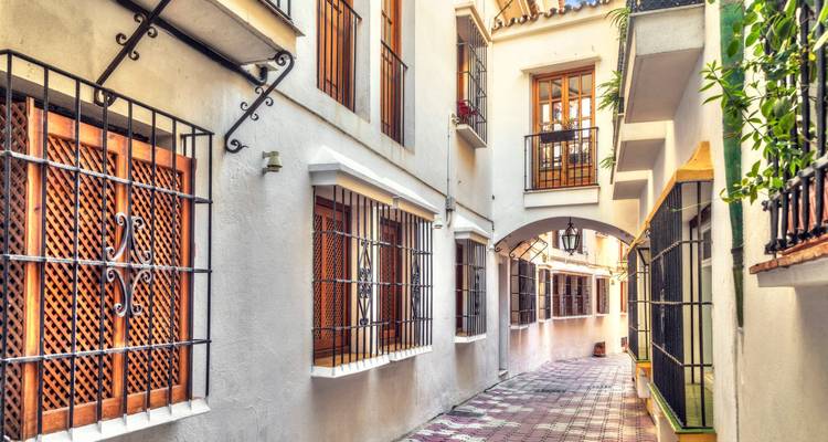 Une ruelle pittoresque étroite dans une ville espagnole traditionnelle