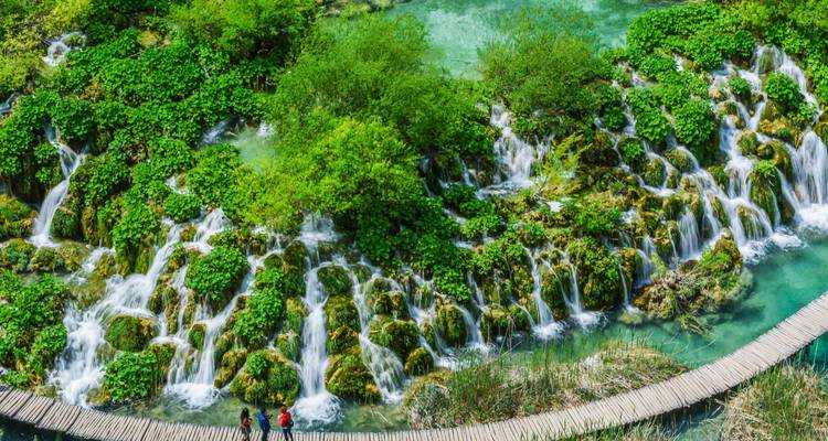 Une belle promenade sur pilotis au-dessus de chutes d'eau pittoresques.