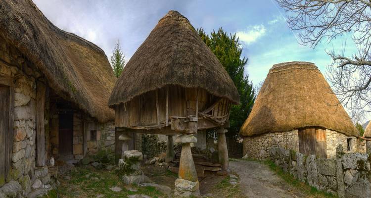 Traditionelle strohgedeckte Häuser in ländlicher Umgebung, wahrscheinlich in O Cebreiro, Spanien.