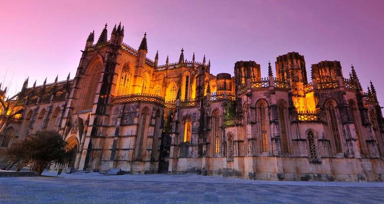 Prächtige historische Kathedrale in violettem Zwielicht getaucht.