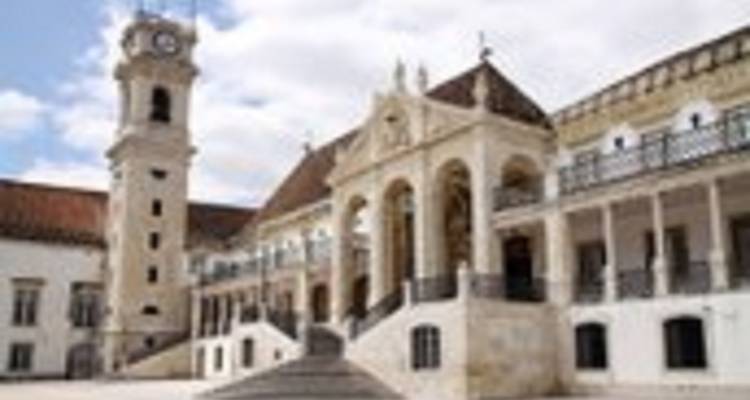 Verschwommenes Bild eines historischen Gebäudes mit Türmen.