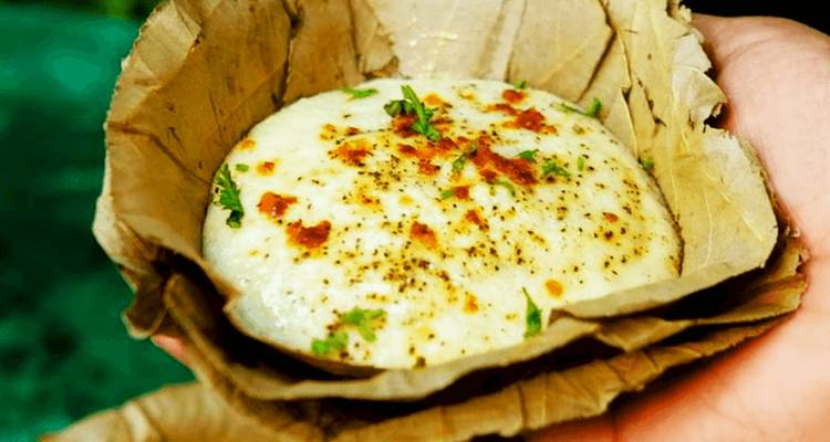 Gâteau indien traditionnel cuit à la vapeur servi dans un bol en feuille.