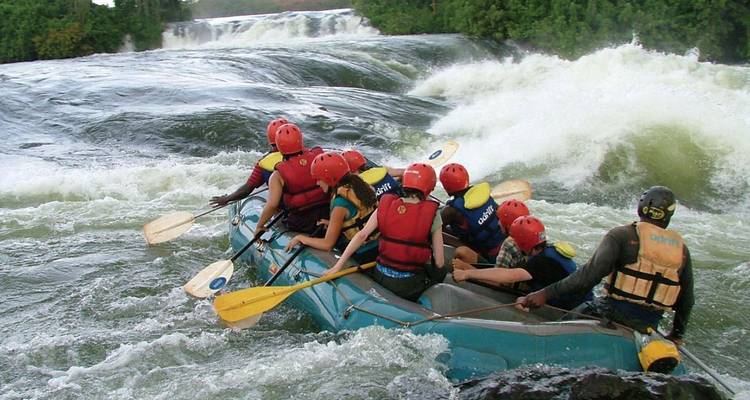 Adrenalinevervoerd witwater-raften team dat krachtige stromingen navigeert met helmen en peddels