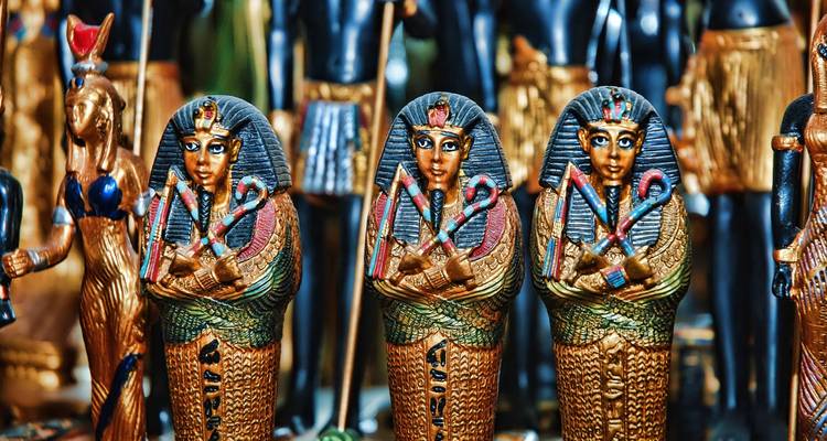 Exposition de figurines et d'artefacts égyptiens.