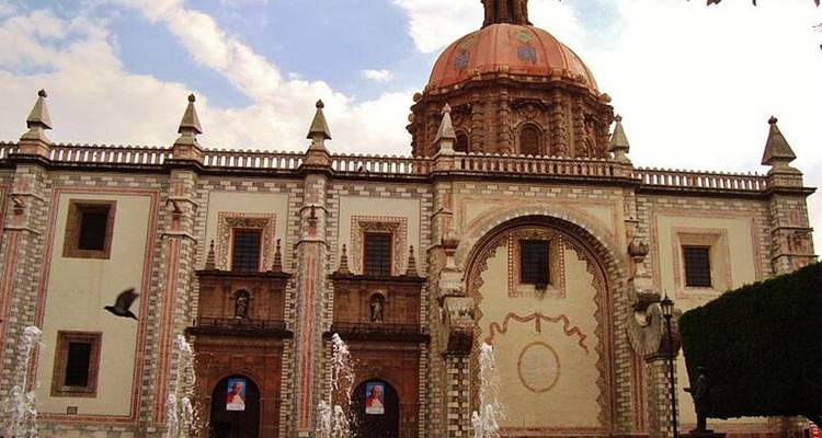 Iglesia histórica con fachada ornamentada