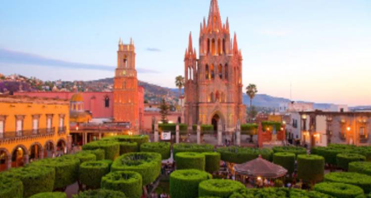 San Miguel de Allende con iluminación del atardecer