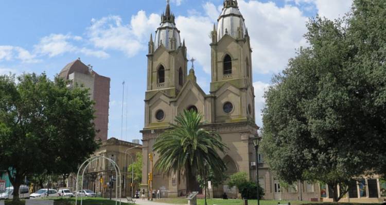 Iglesia con torres gemelas y palmeras