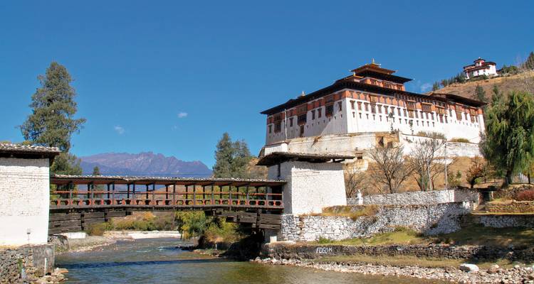 Traditionelle bhutanesische Architektur mit Holzbrücke.