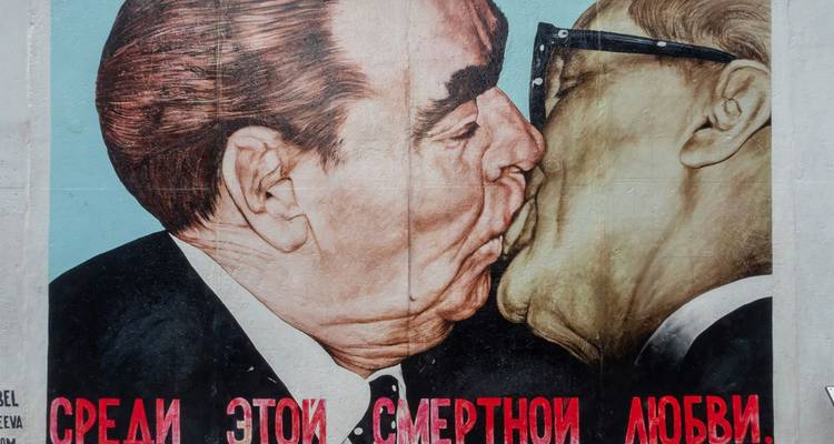 El famoso mural de la East Side Gallery que muestra un beso político pintado en un segmento del Muro de Berlín.