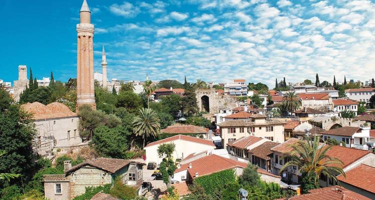Vista de un pueblo histórico con edificios y torres.