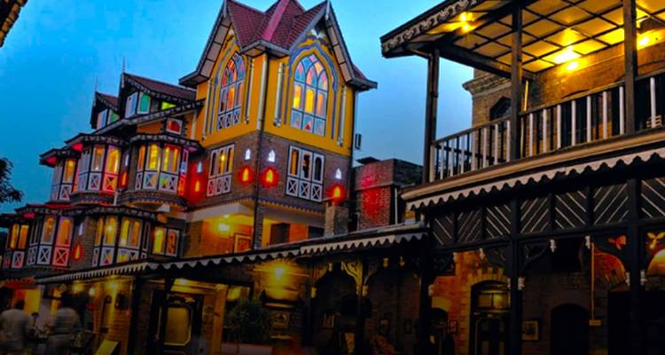 Bâtiment coloré et pittoresque aux fenêtres illuminées.