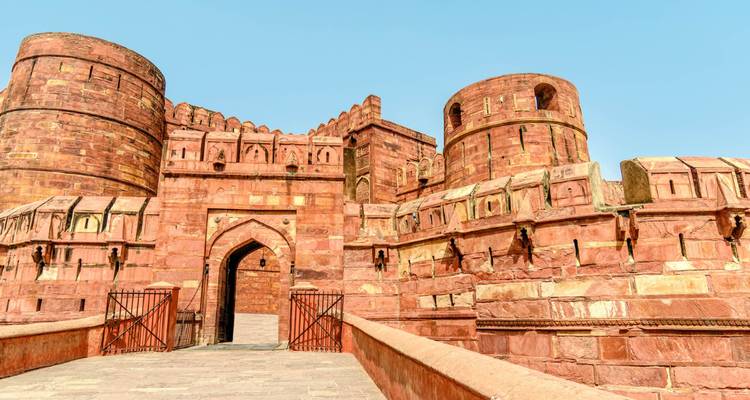 Grote fortachtige structuur met rode zandstenen muren.