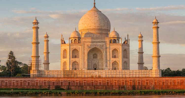 Taj Mahal bij zonsondergang met heldere luchten.