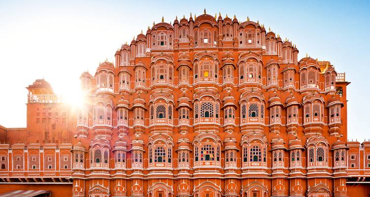 El sol radiante de la mañana brillando a través de las ventanas ornamentadas de la fachada del Hawa Mahal.