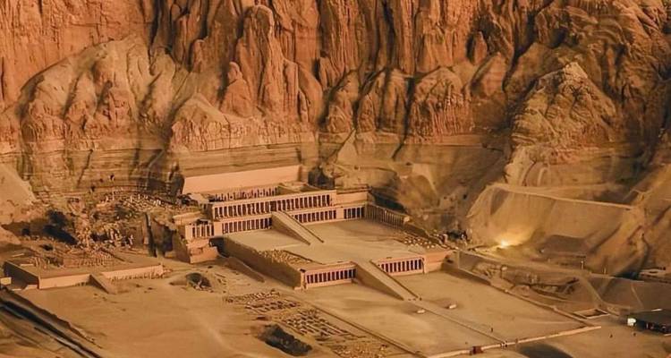 Une vue aérienne d'un temple antique sculpté dans une falaise.