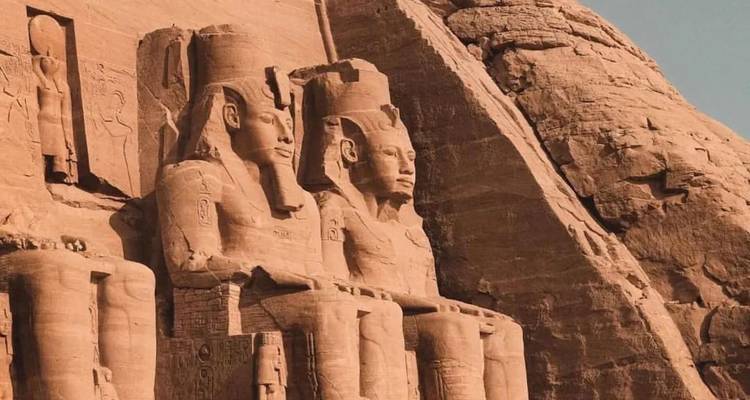 Gros plan de statues géantes dans un temple de l'Égypte antique.