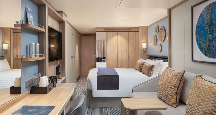 Chambre de navire de croisière bien meublée avec un décor moderne.