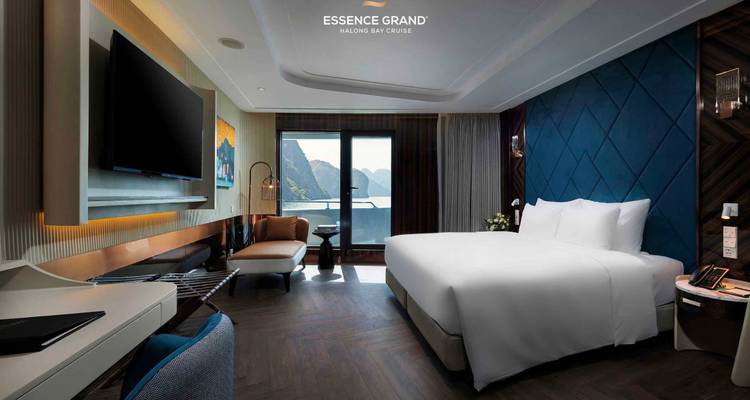 Cabine de croisière de luxe avec une vue panoramique par la fenêtre.