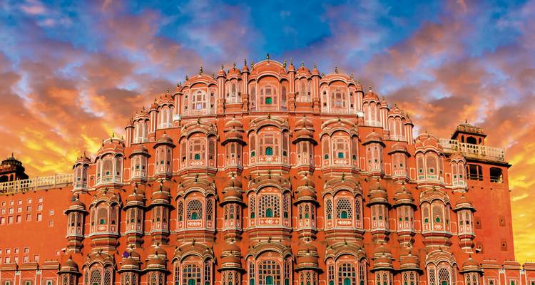 De Hawa Mahal in Jaipur tijdens een kleurrijke zonsondergang.