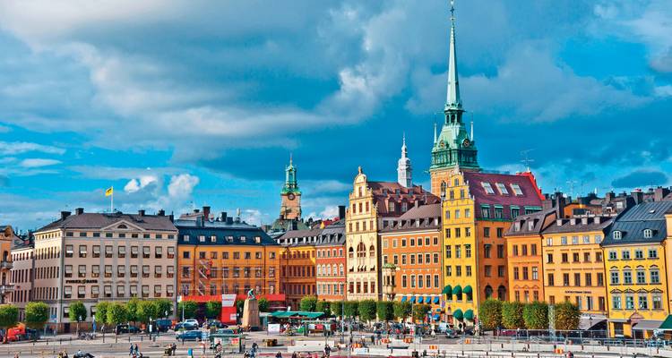 Eine lebendige Stadtlandschaft mit bunten Gebäuden unter einem blauen Himmel.