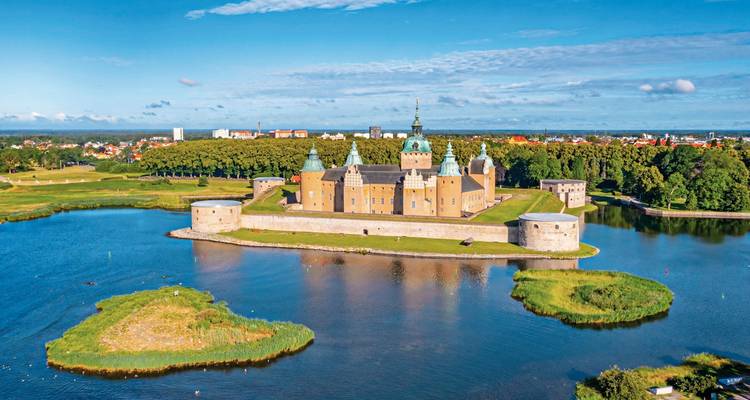 Eine Luftaufnahme einer riesigen Burg, die von einem Wassergraben umgeben ist.