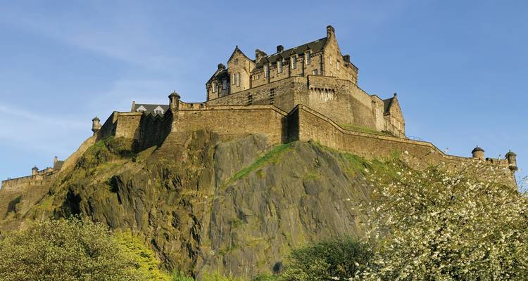 Edinburgher Burg auf felsigem Hügel.