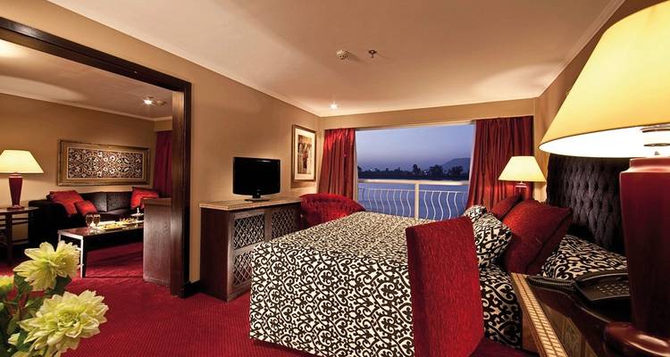 Cabine de croisière confortable avec vue sur la rivière par la fenêtre.