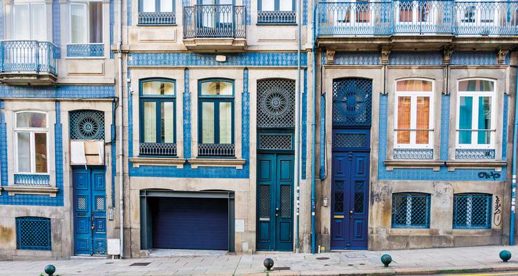 Bâtiments traditionnels aux carreaux bleus à Porto.