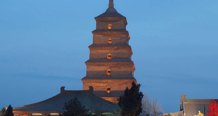 Pagode beleuchtet vor einem tiefblauen Himmel in den Abendstunden.