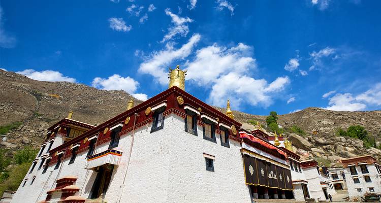 Monasterio sobre un fondo montañoso.