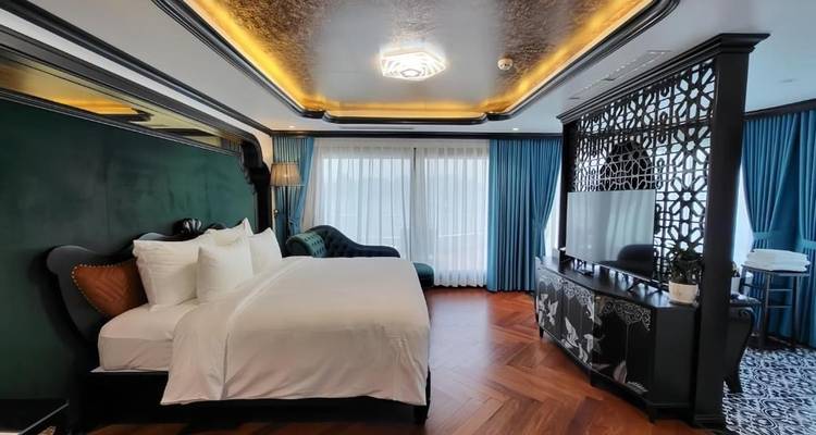 Chambre d'invités spacieuse avec mobilier élégant et vue sur l'eau.