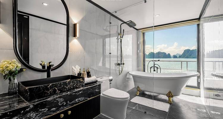Salle de bain moderne avec vue sur la mer