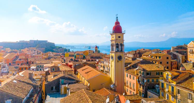 Corfu stad met roodkoepelige kerk en uitzicht op zee.