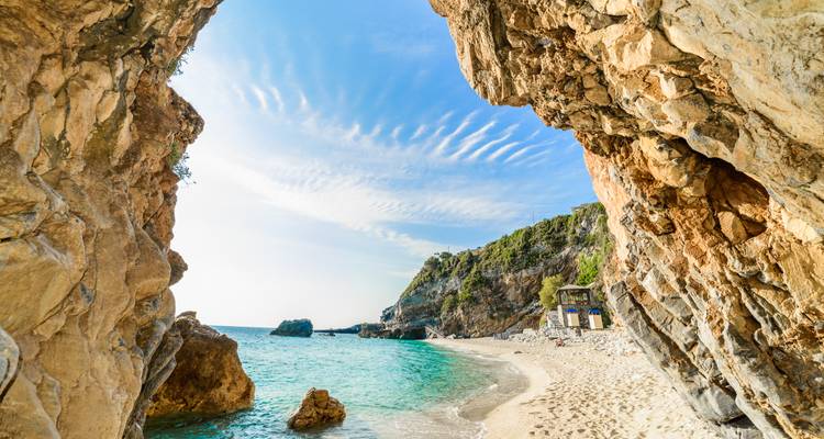 Kleine baai met helderblauwe wateren.