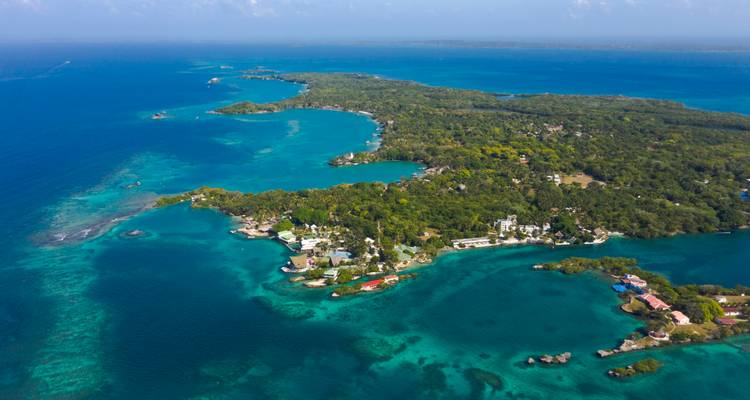 Vue aérienne lumineuse d'îles luxuriantes entourées par les eaux turquoise éclatantes des Caraïbes.