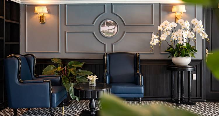 Zithoek met elegante decoratie.