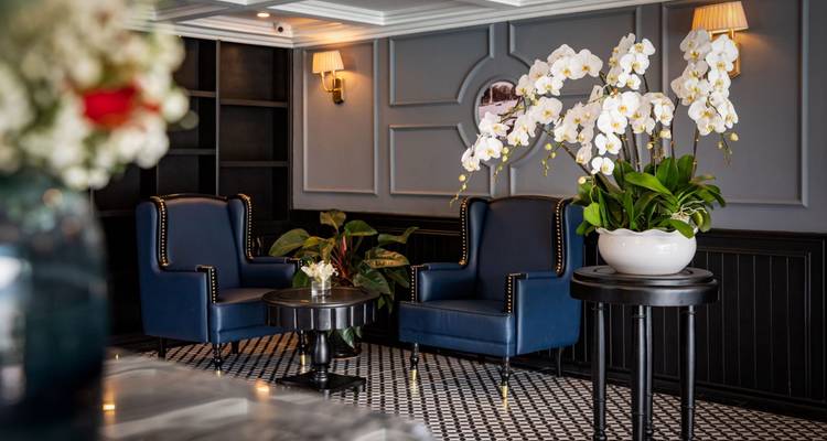 Luxueuze hotellobby met elegante zitplaatsen en een decoratieve plant.