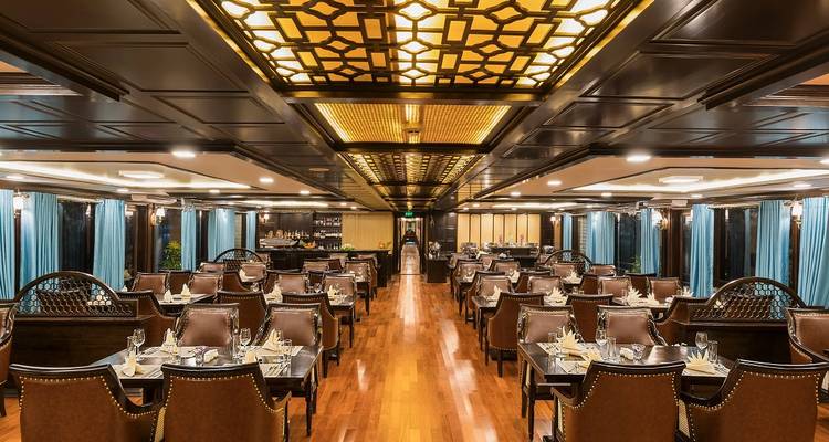 Salle à manger sur un navire de croisière avec une décoration élégante.