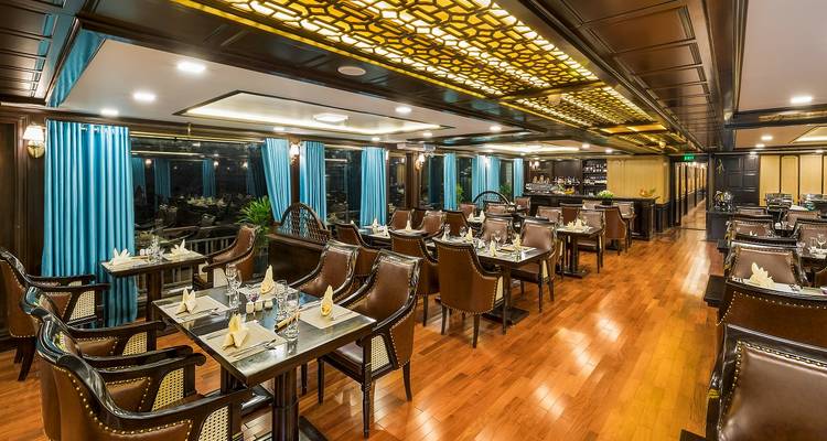 Élégante salle à manger aménagée à bord d'un navire.