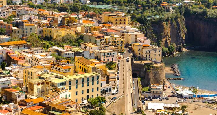 Luftaufnahme von Sorrent mit der Küstenlinie und den Klippen.