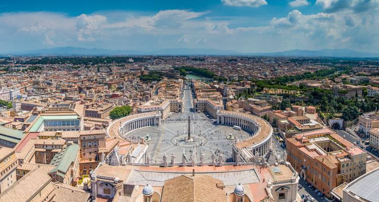 Vue aérienne panoramique de la Place Saint-Pierre et de la Cité du Vatican depuis le dôme de la basilique.