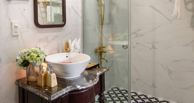 Elegante badkamer met moderne voorzieningen.