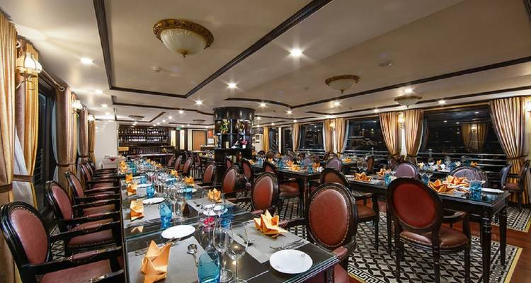 Interieur van een cruise-eetruimte met gedekte tafels.