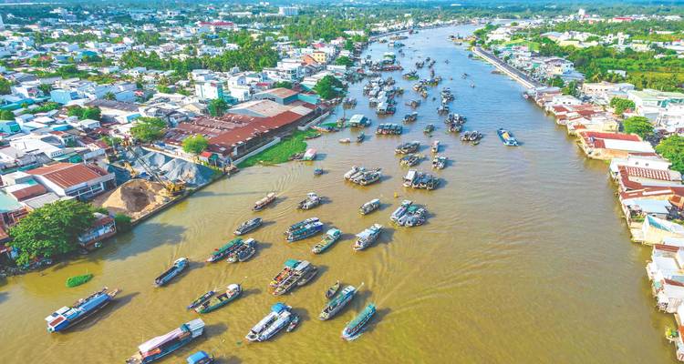 Luftaufnahme eines belebten Flusses mit zahlreichen Booten.