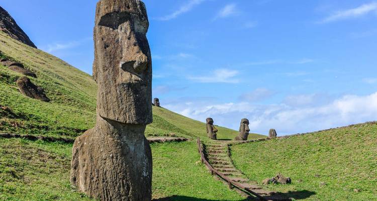 Iconische Moai-beelden op Paaseiland met een graslandschap.