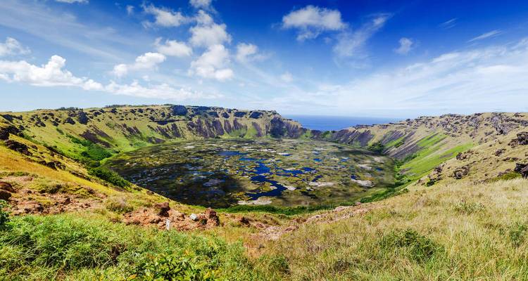 Vulkanische krater met een meer en weelderige omgeving.