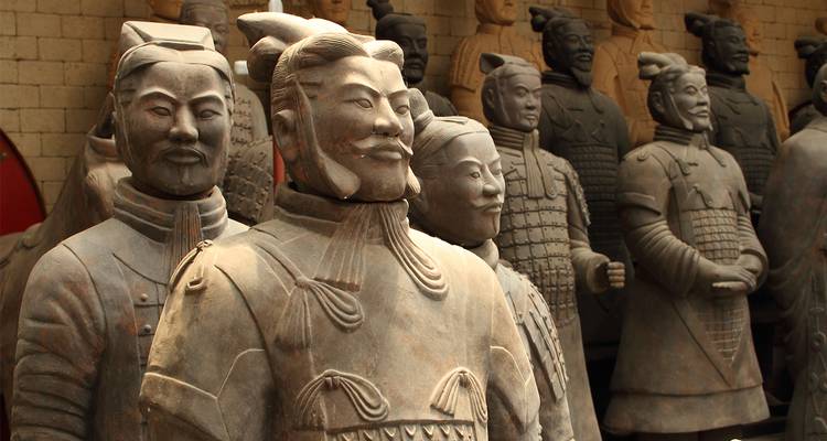 Terracotta strijders in een museumtentoonstelling.